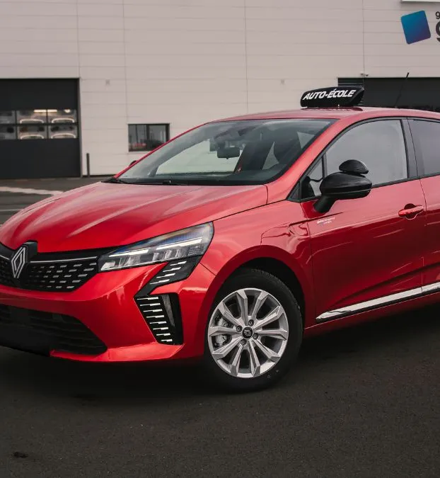 Présentation d'un véhicule auto école équipé