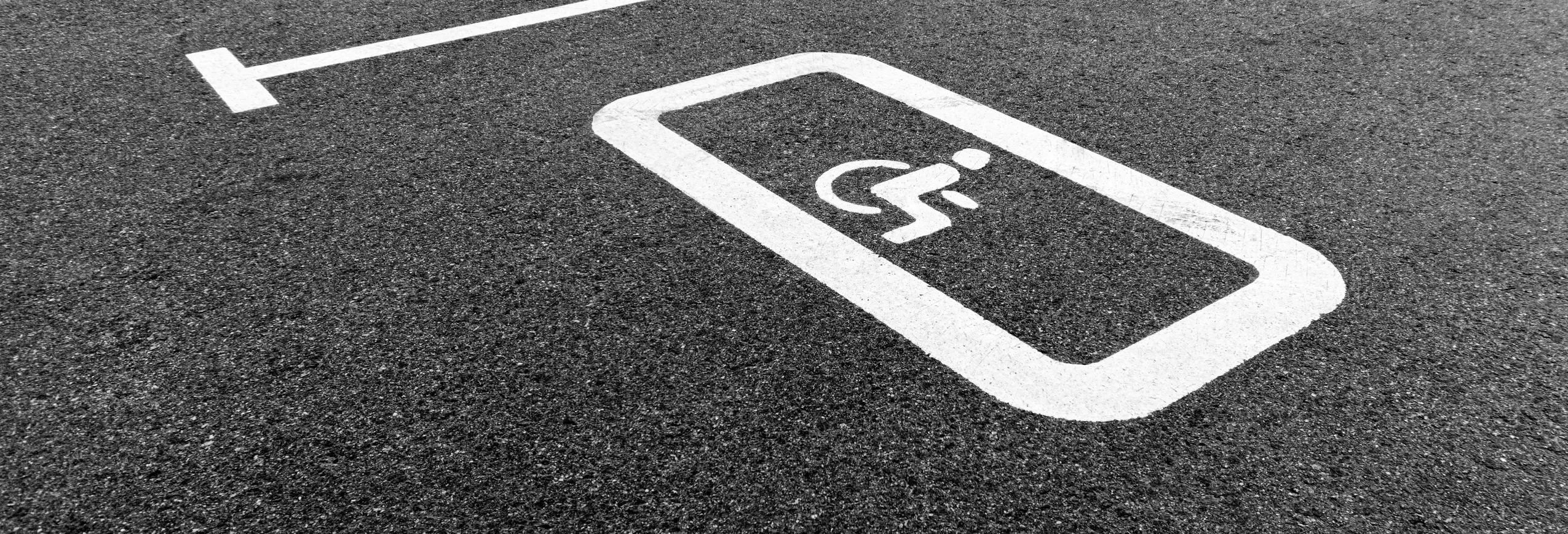 Signalisation sur parking d'un emplacement PMR