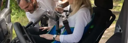 Système d'aide au transfert de fauteuil avec soulève personne pour voiture