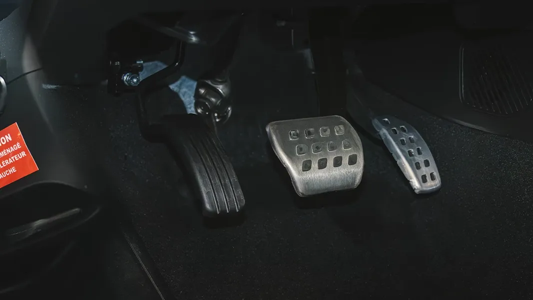 Système d'inversion de pédales sur voiture