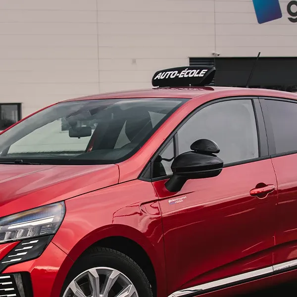 Présentation d'un véhicule auto école équipé